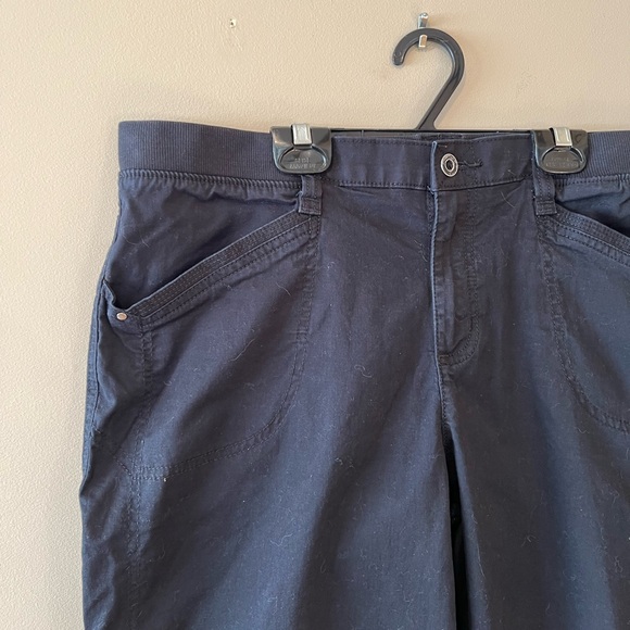 Lee Relaxed Fit Mid Rise Black Twill Capri Pants - Picture 5 of 10